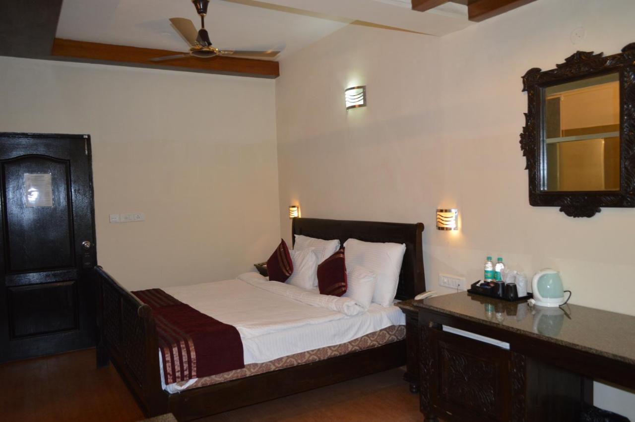 Grandeur Honeymoon Fantasy with Bathtub