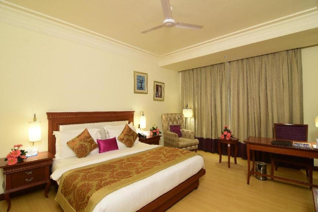 Royal Suite Happy hours 21 on alcoholic Beverages from 1100 AM to 600 PM & Complimentary 2 pints beer