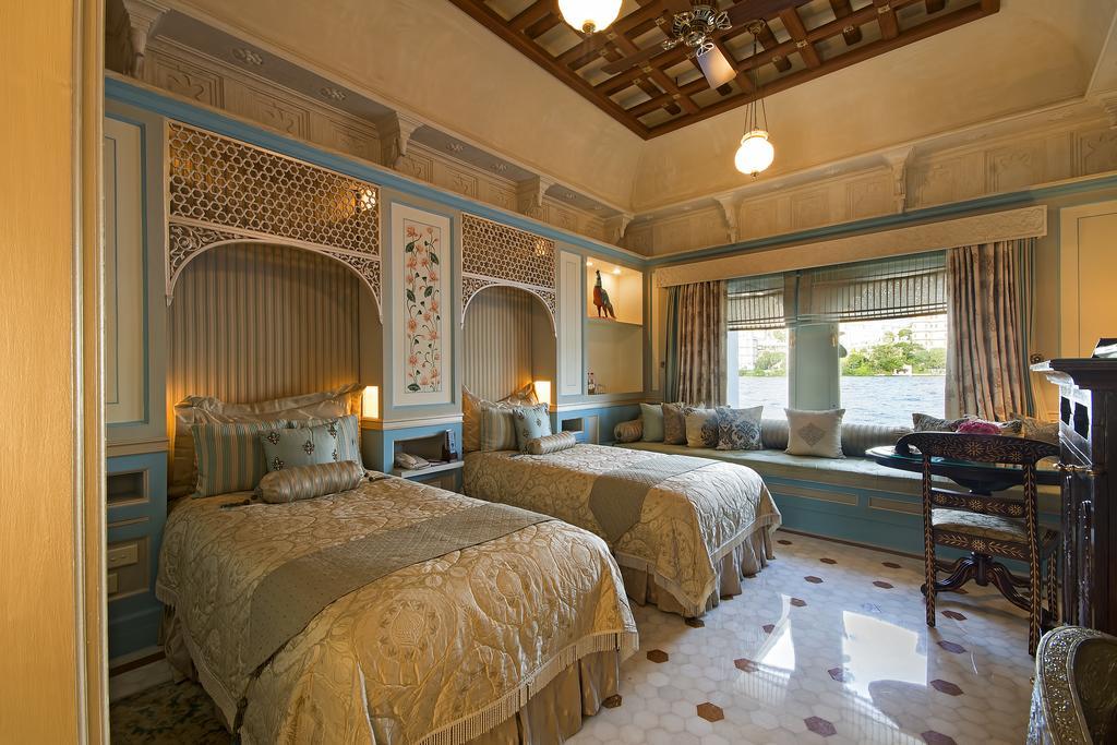 Quarto de Luxo com 2 Camas de Solteiro e Vista do Lago