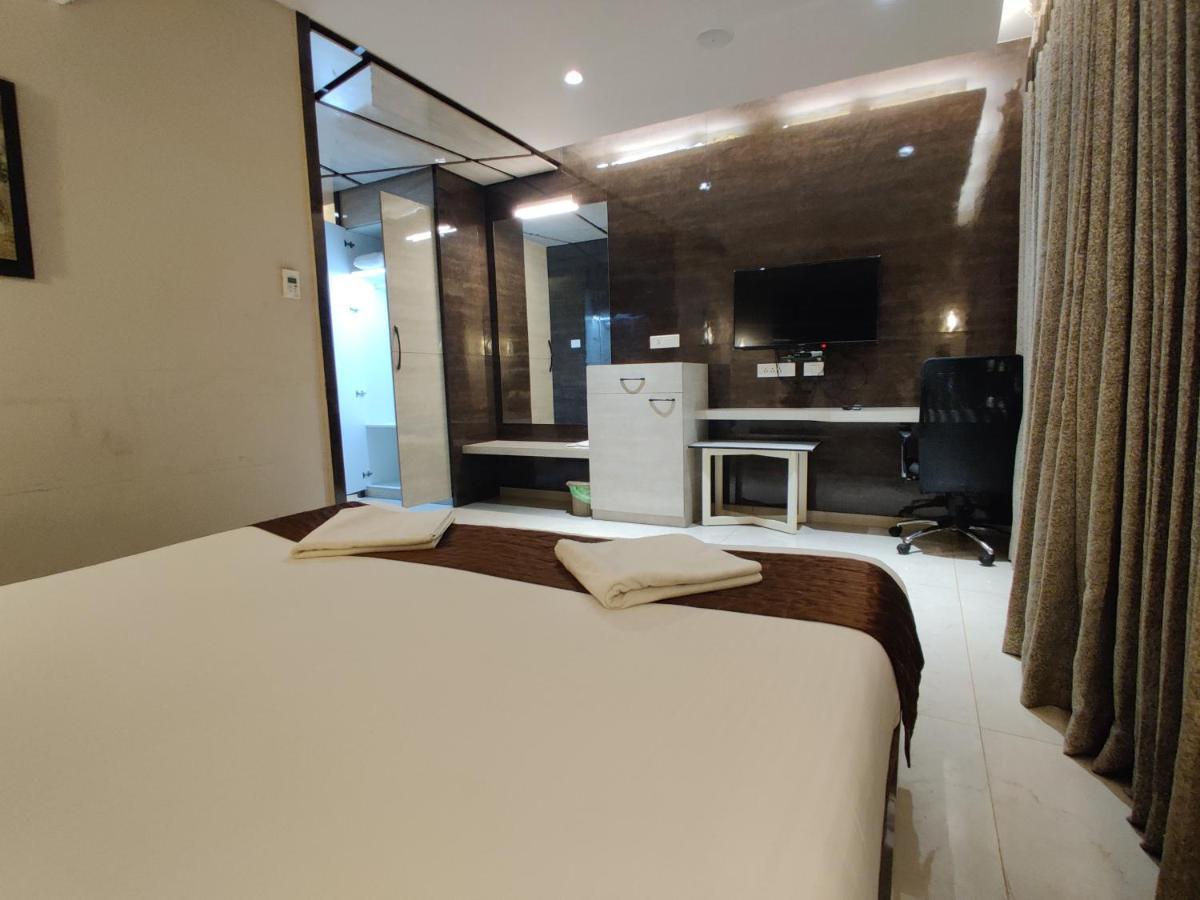 Deluxe Double Room Shower