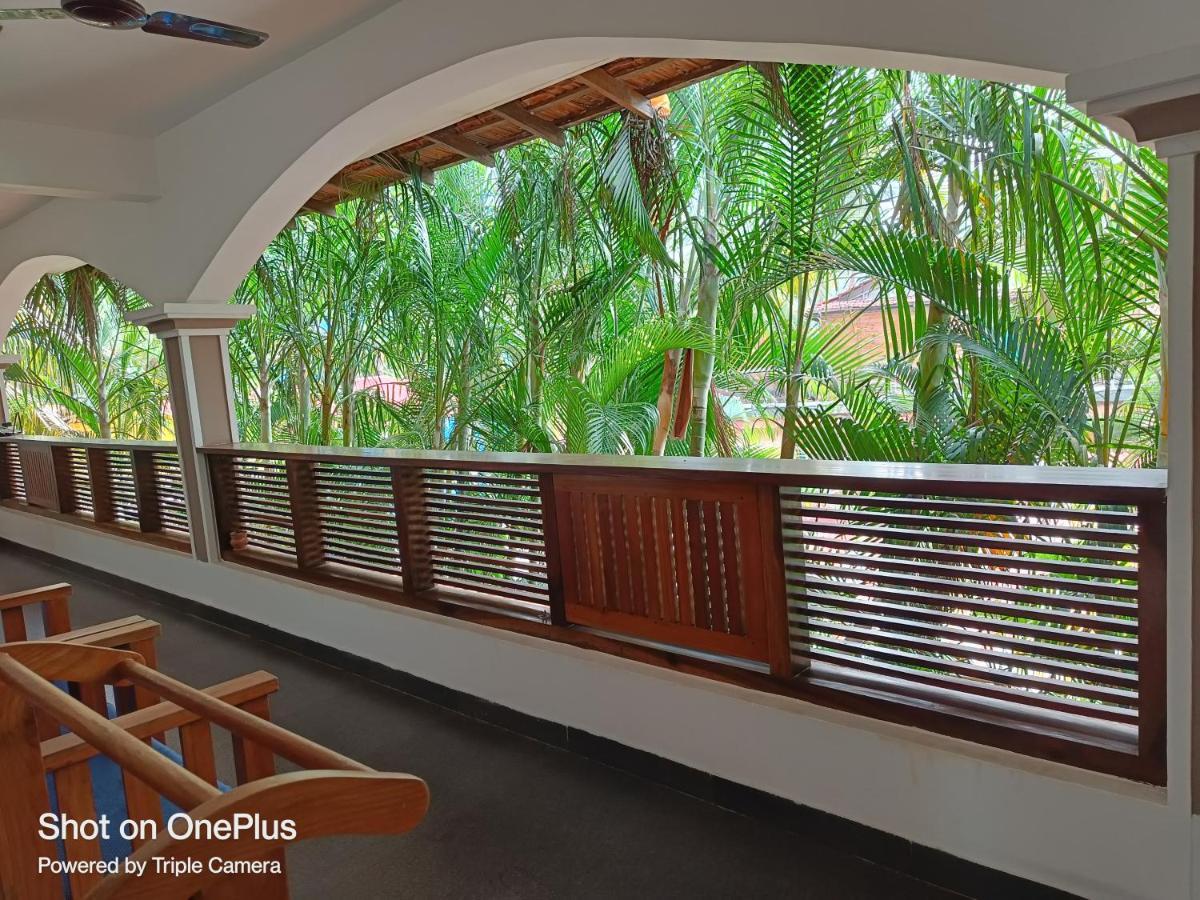 Luxury Courtyard Room