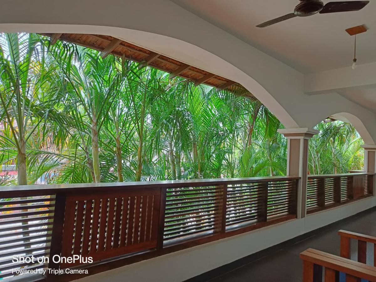 Luxury Courtyard Room