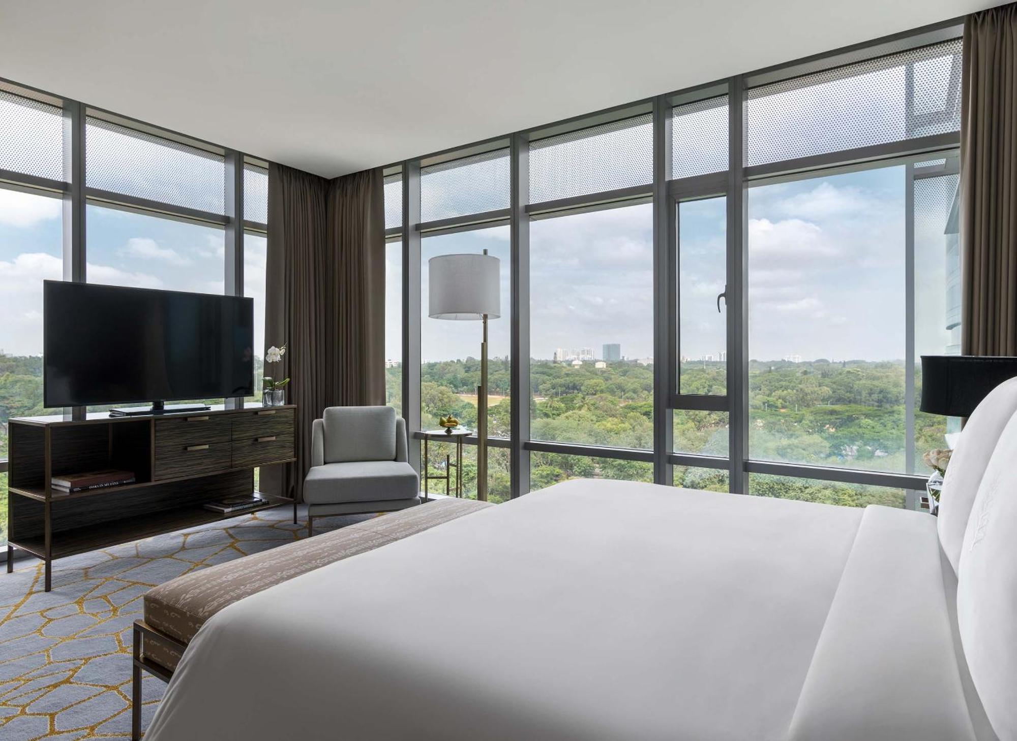 Executive Corner Suite