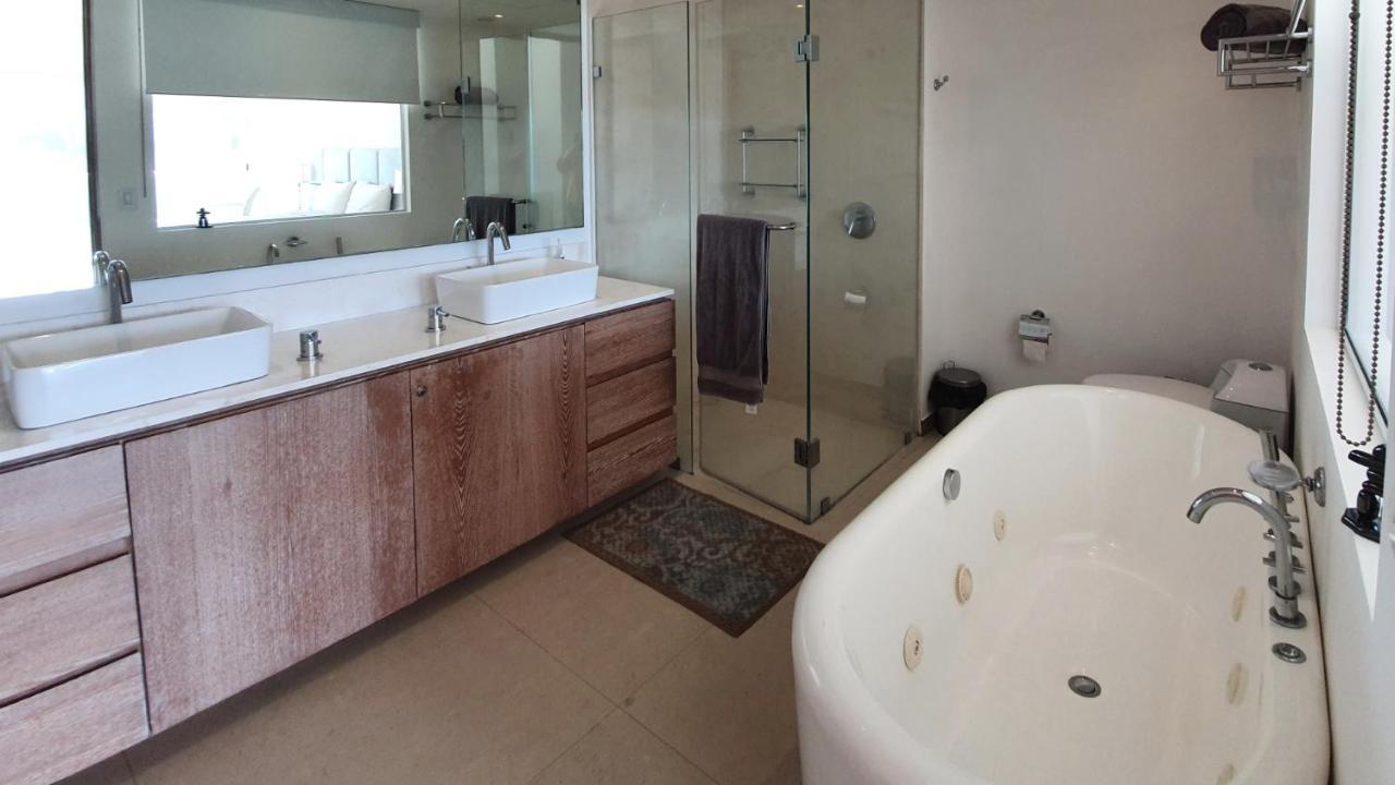 Premium Ganges View Room Bathtub