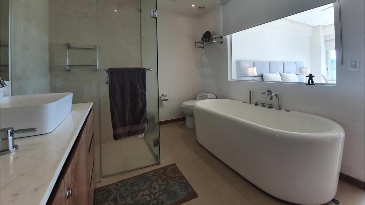 Premium Ganges View Room Bathtub