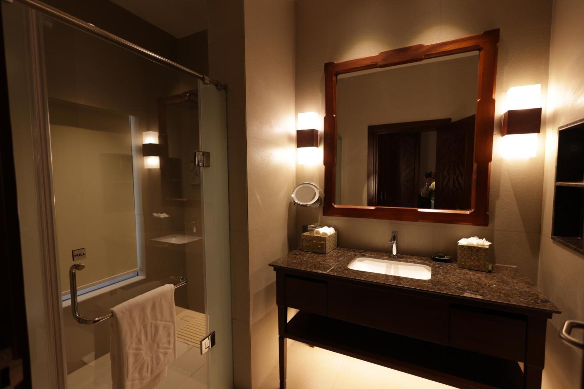Luxury Room Lake View Balcony Twin Bed