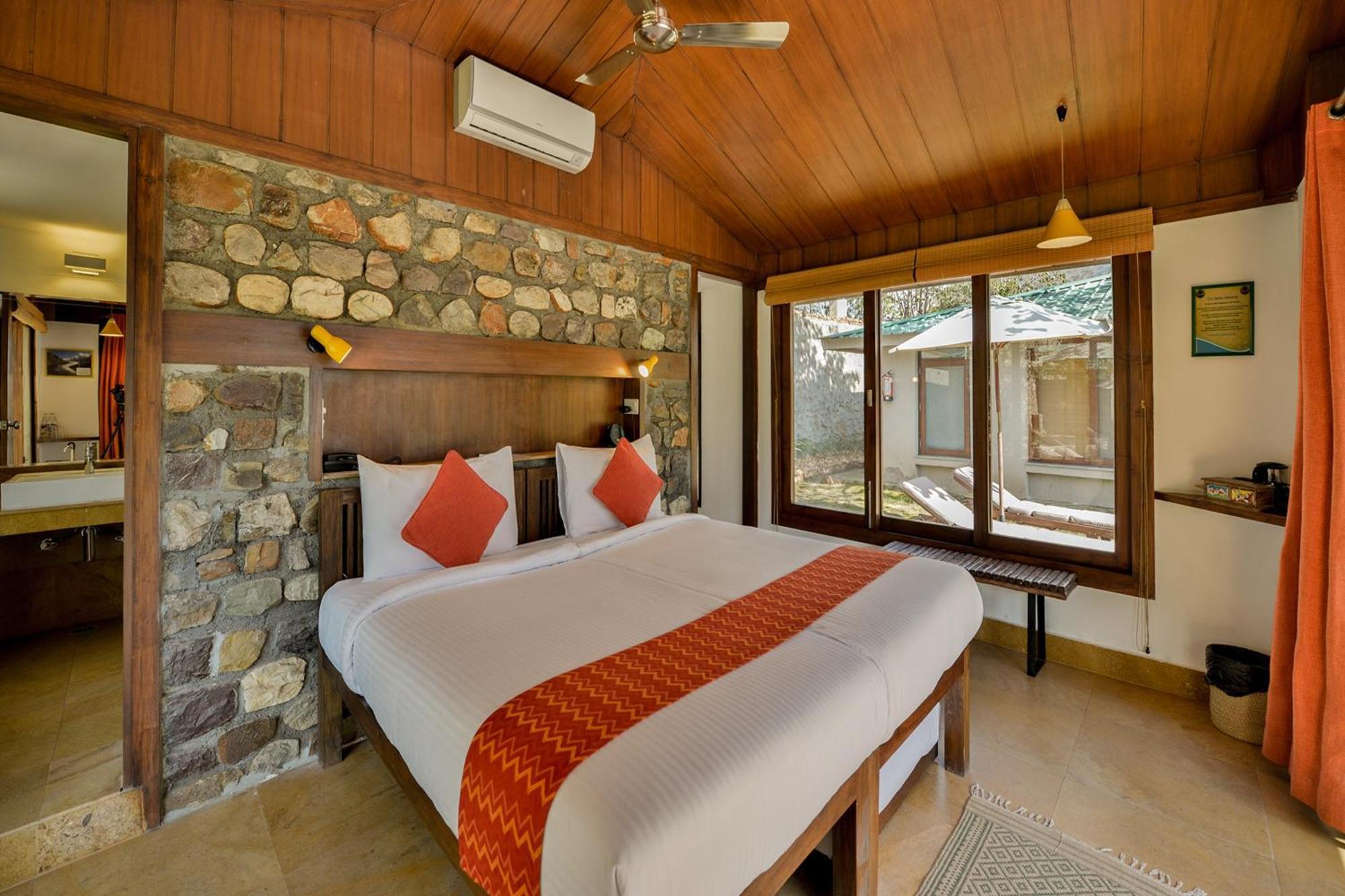 Independent Cottage Pvt Patio Morning & evening tea cookiesWelcome drink upon arrival One complimentary hike amidst nature One yoga session on food beverage