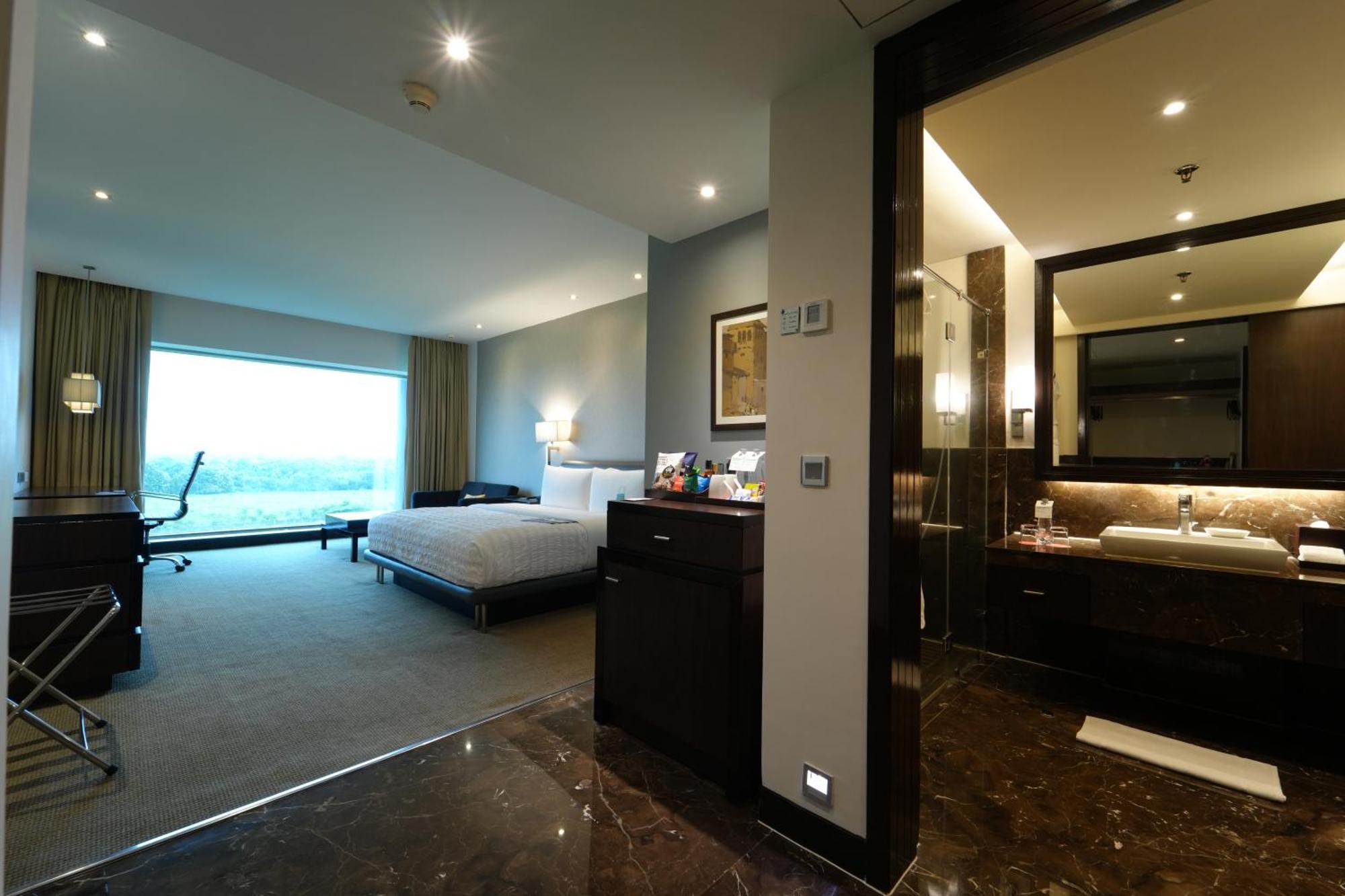 Club King Room Lounge Access from 7pm 9pm complimentary house selection of liquor I 2 pints of beer 2 pieces of laundry per on non-cumulative basis