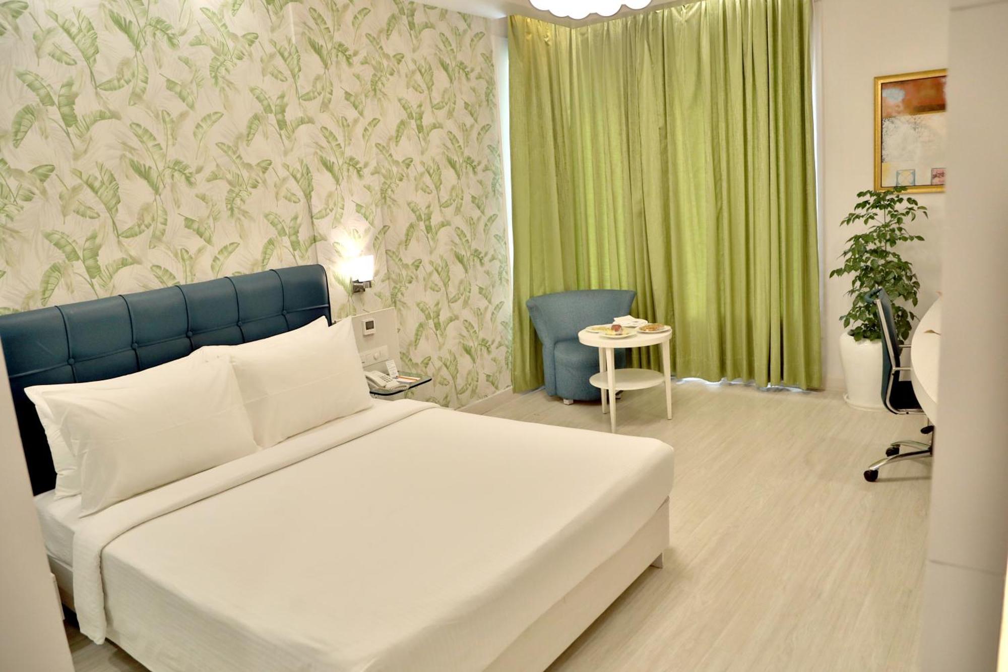 Deluxe Room - King Size Bed,1597586226:JPEG