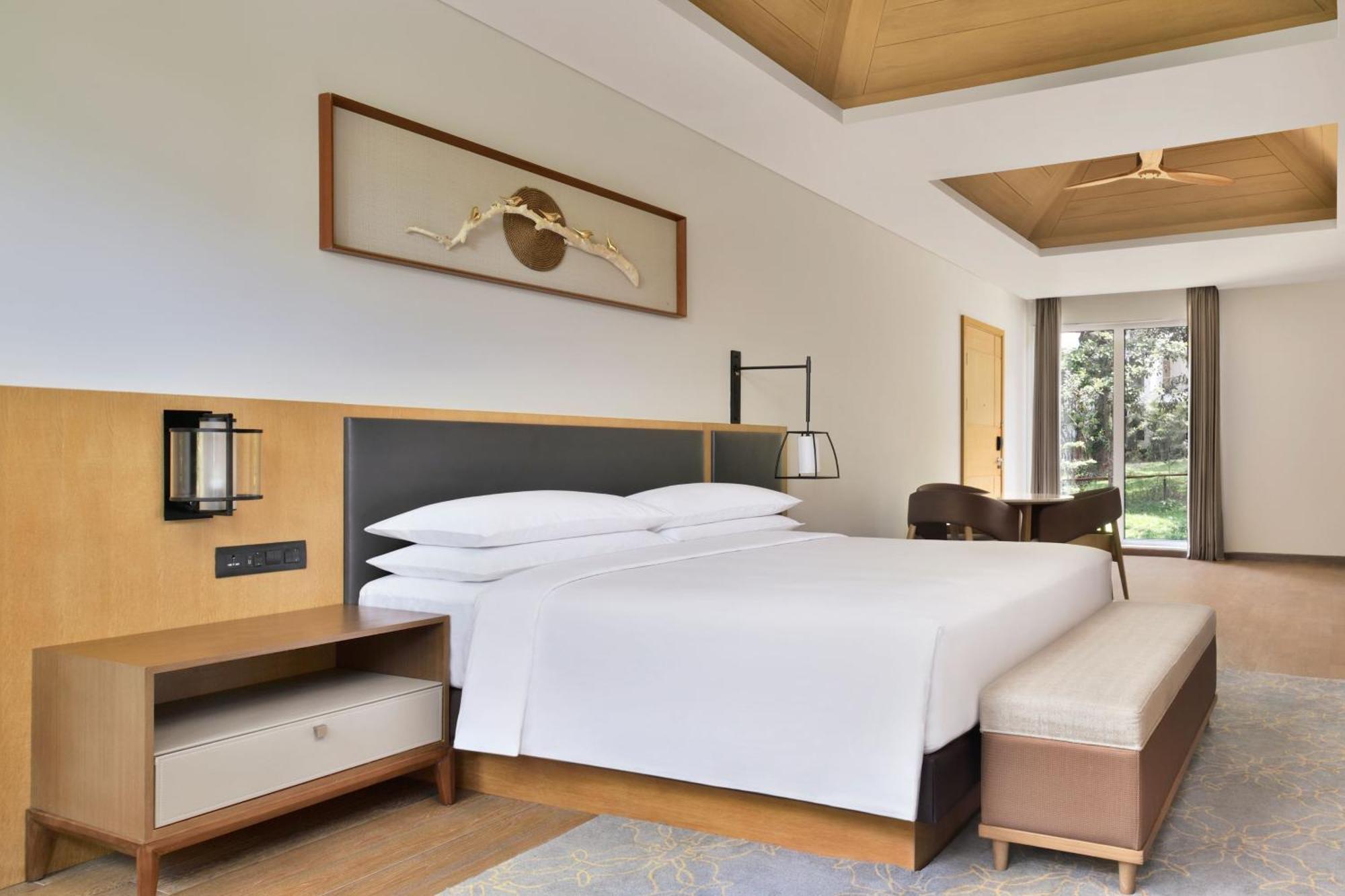 Luxury Cottage King Bed Sofa Bed Garden View