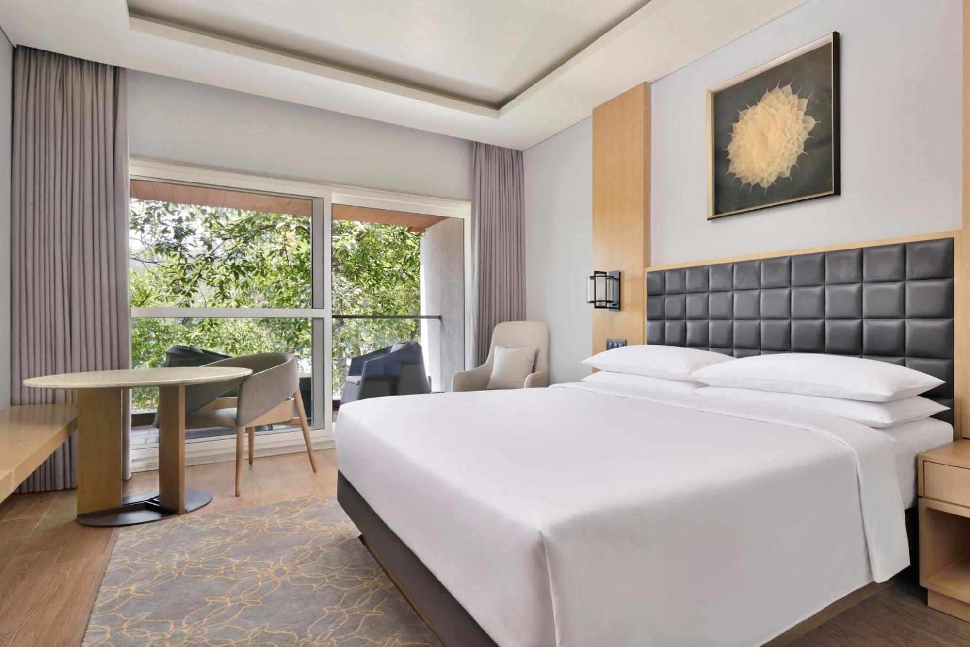 Deluxe King Room Balcony Garden View