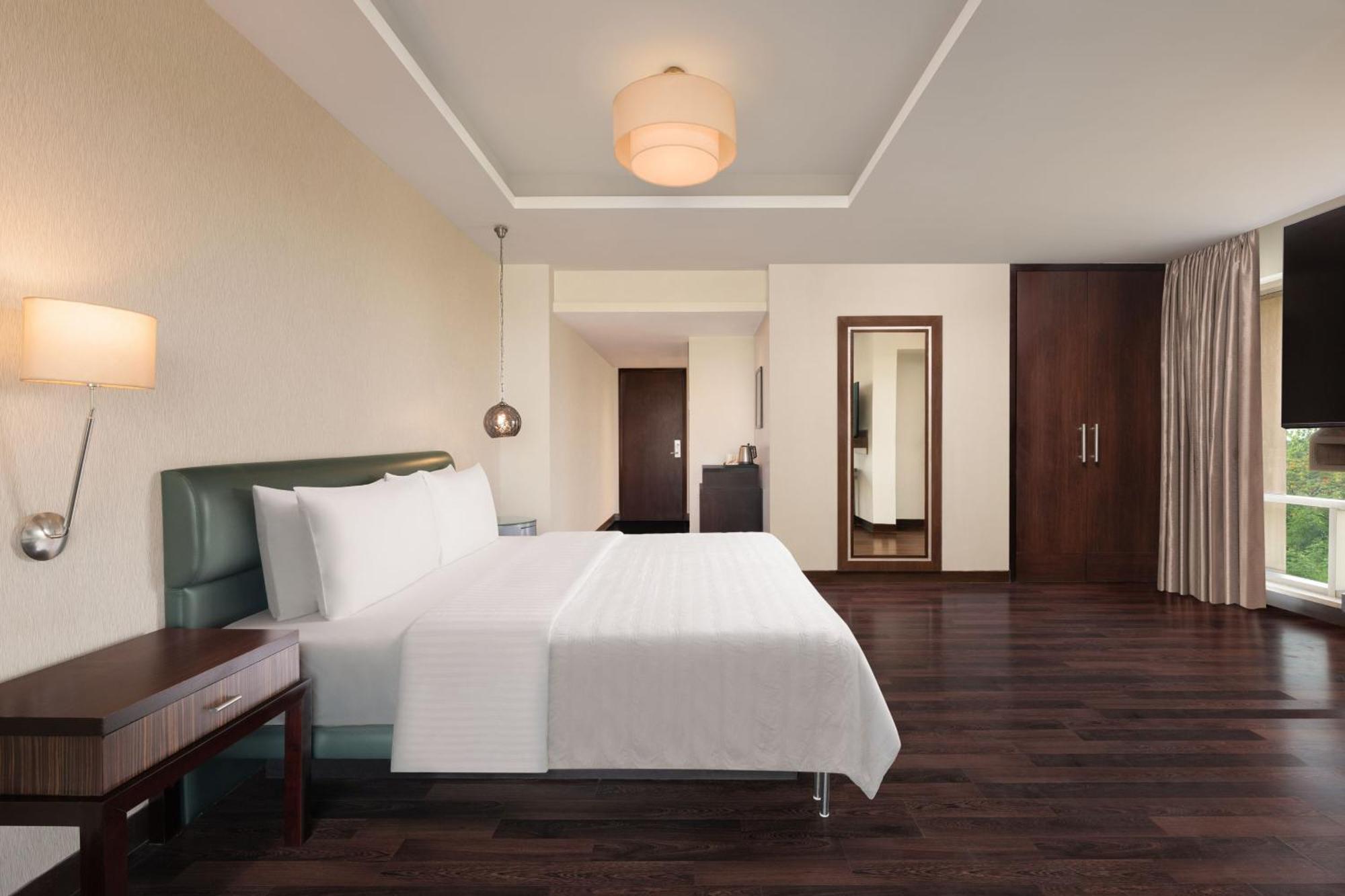 Superior Corner King Room City View