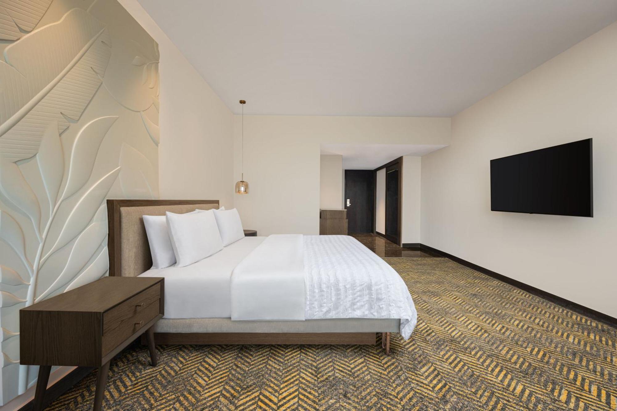 Club King Room Lounge Access from 7pm 9pm complimentary house selection of liquor I 2 pints of beer 2 pieces of laundry per on non-cumulative basis
