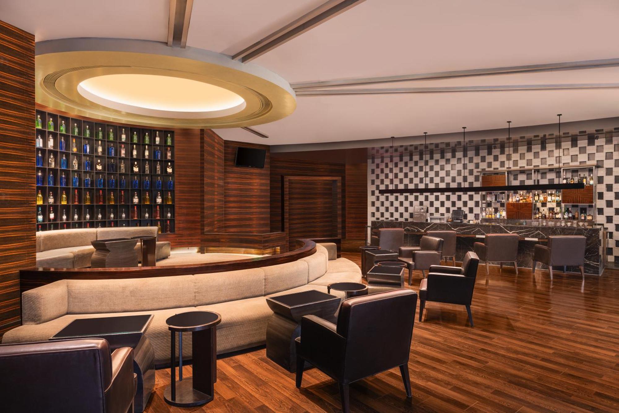 Club King Room Lounge Access from 7pm 9pm complimentary house selection of liquor I 2 pints of beer 2 pieces of laundry per on non-cumulative basis