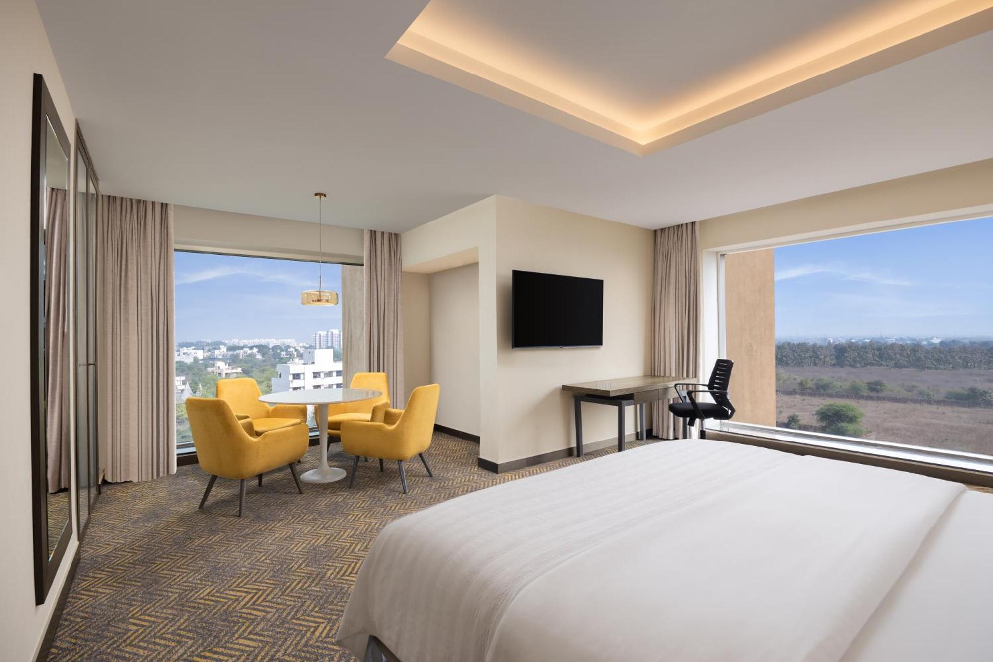 Club King Room Lounge Access from 7pm 9pm complimentary house selection of liquor I 2 pints of beer 2 pieces of laundry per on non-cumulative basis