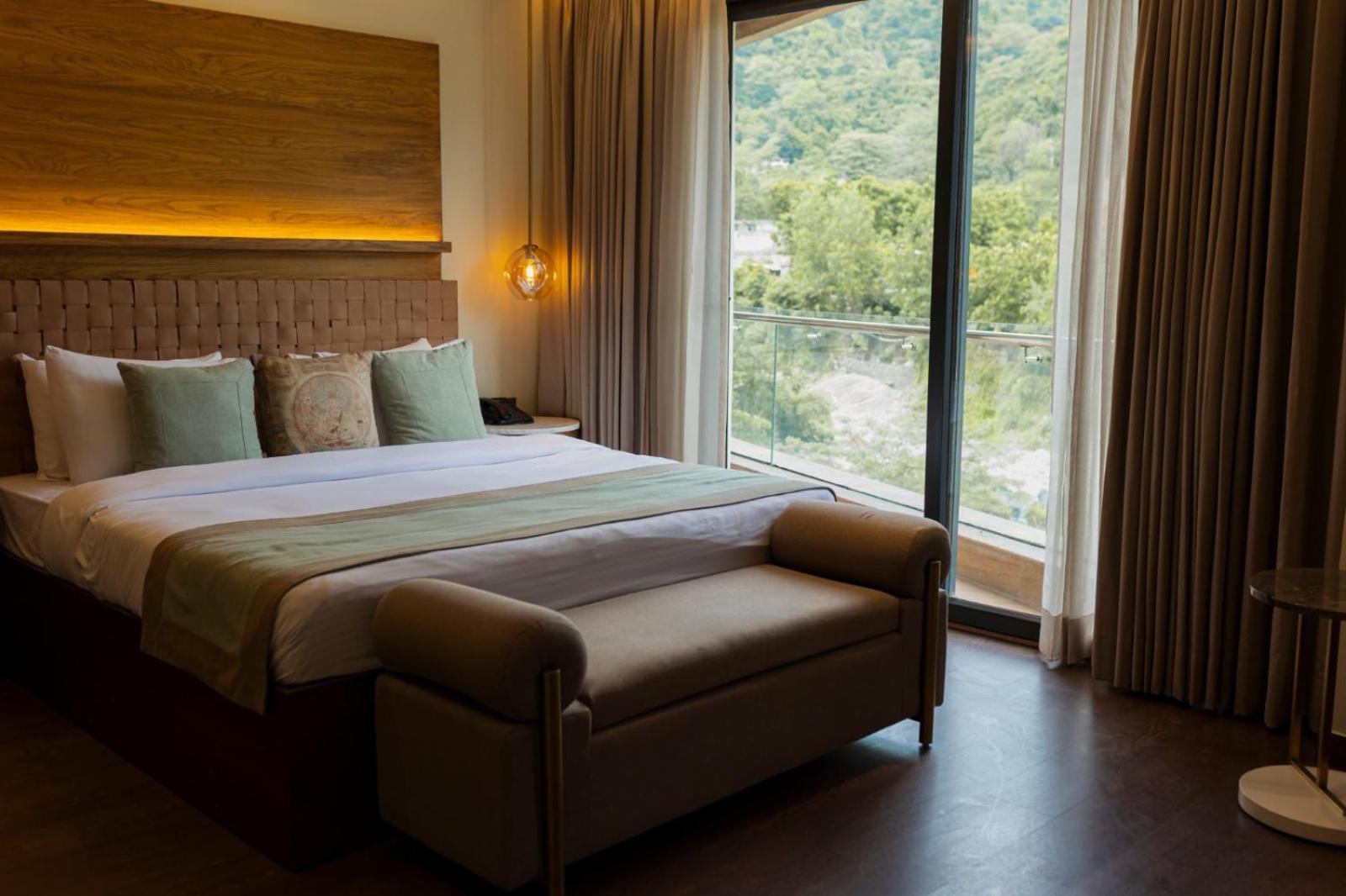 Family Two-Bedroom Suite With Bathtub
