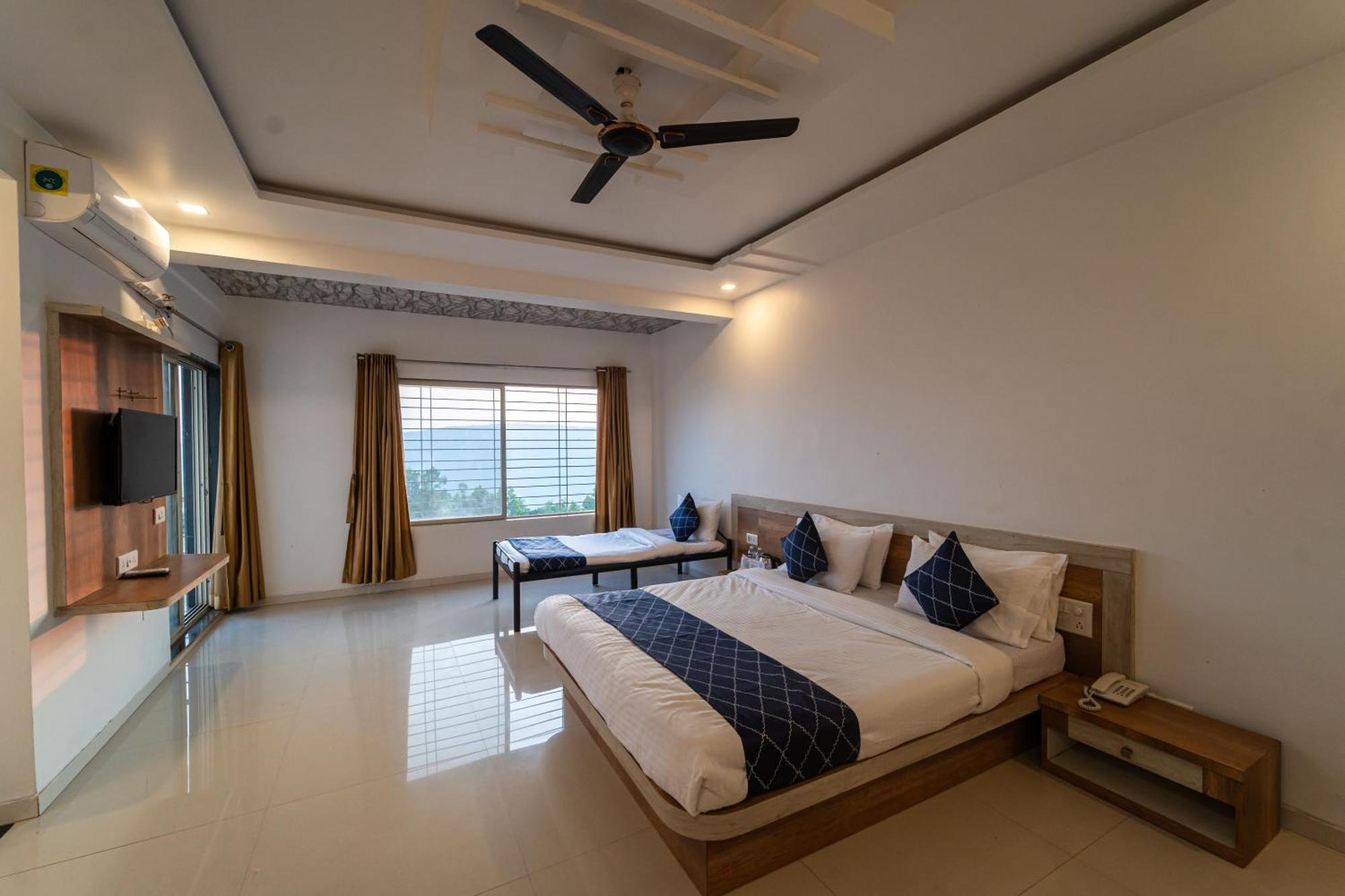 Penthouse Suite Mountain view & Pool View Balcony First Floor