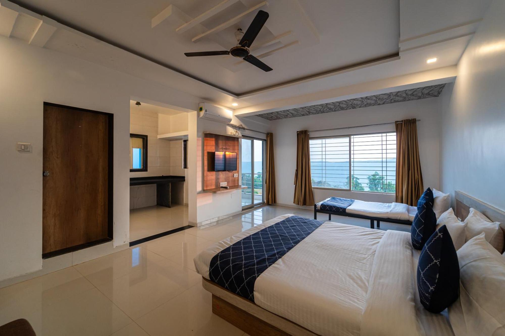 Penthouse Suite Mountain view & Pool View Balcony First Floor