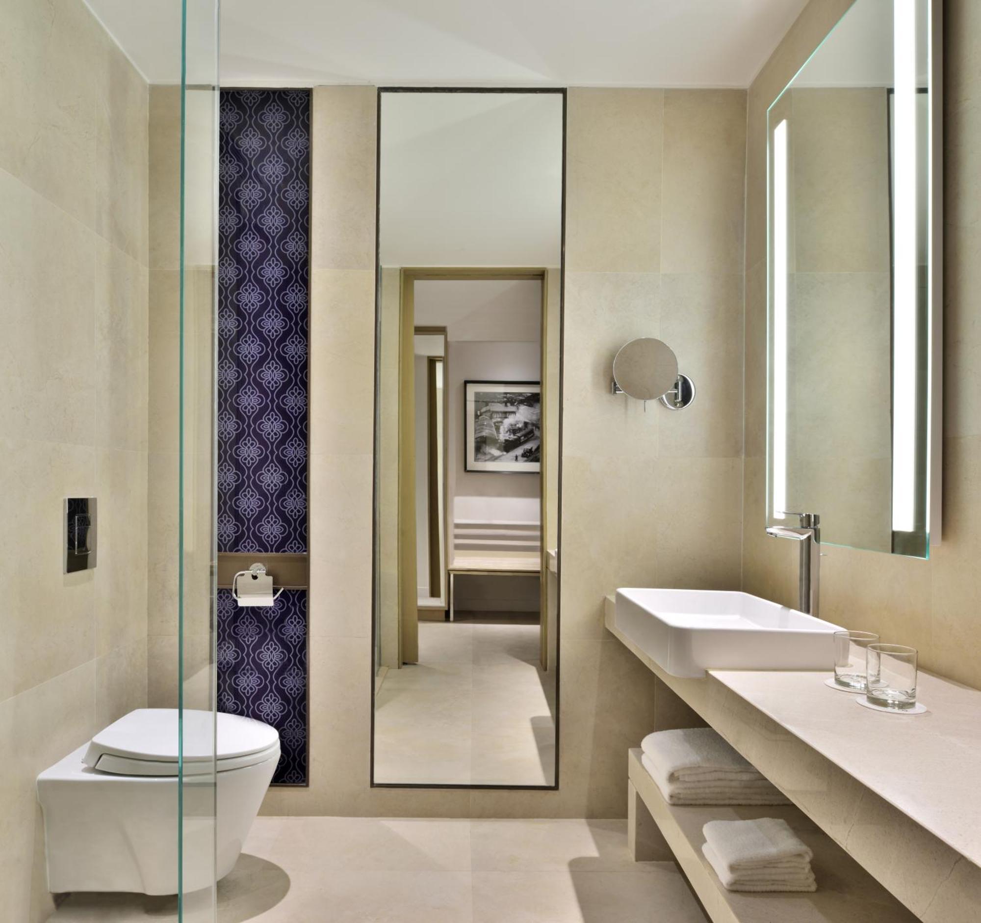Guest room, 1 King, City View