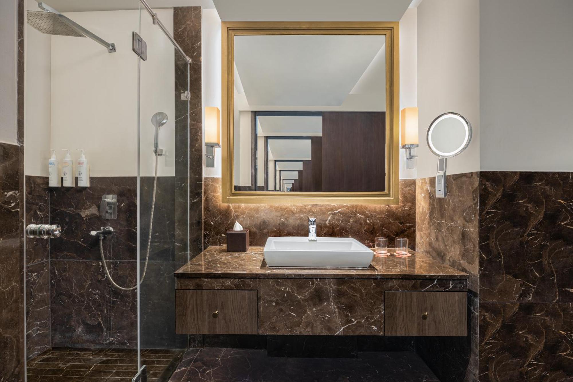 Deluxe King Room City View