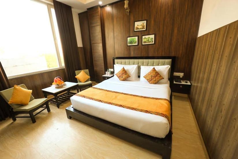 Deluxe Room,1680194112:JPEG