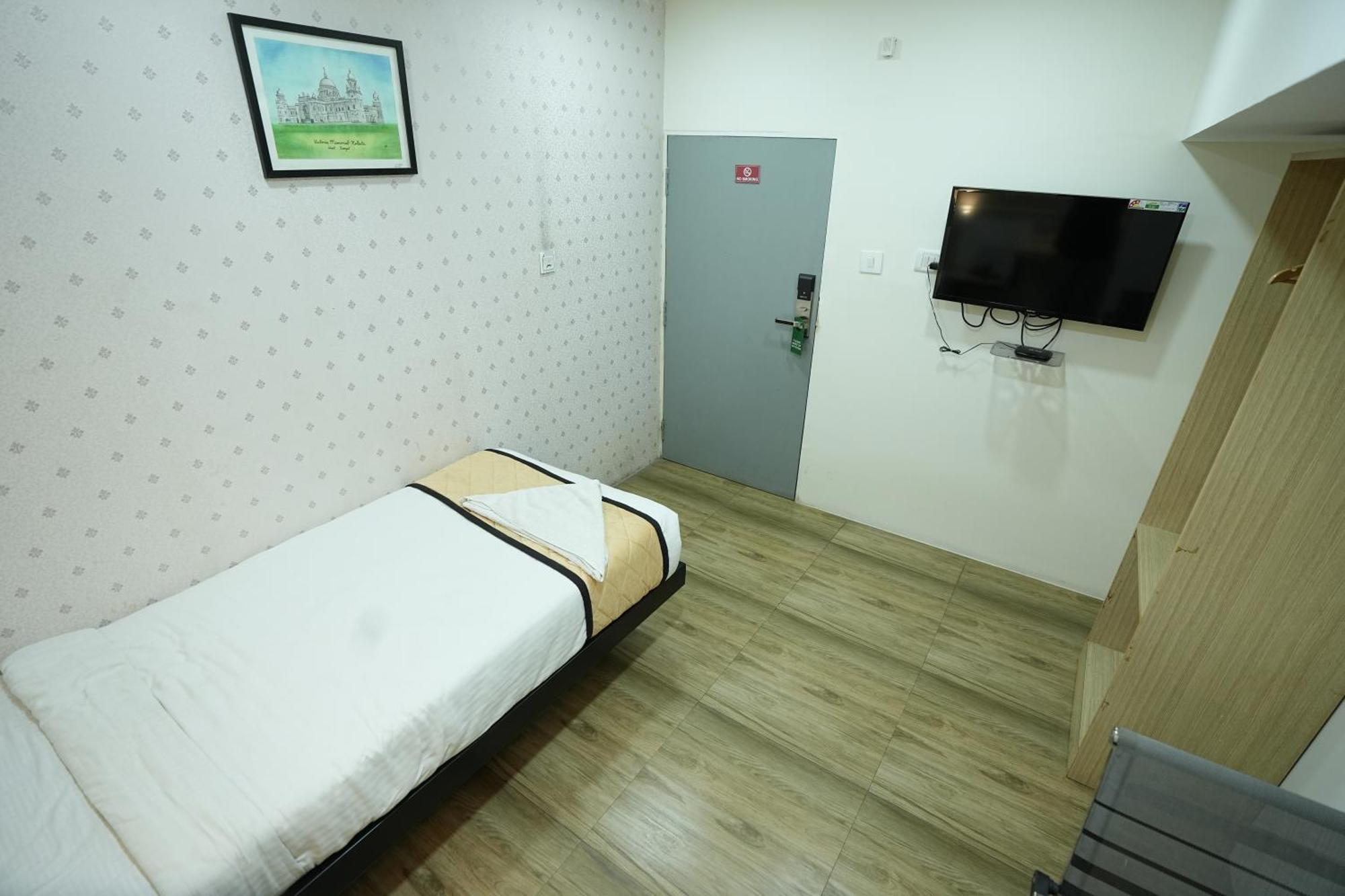 Single Room Shared Shower Toilet