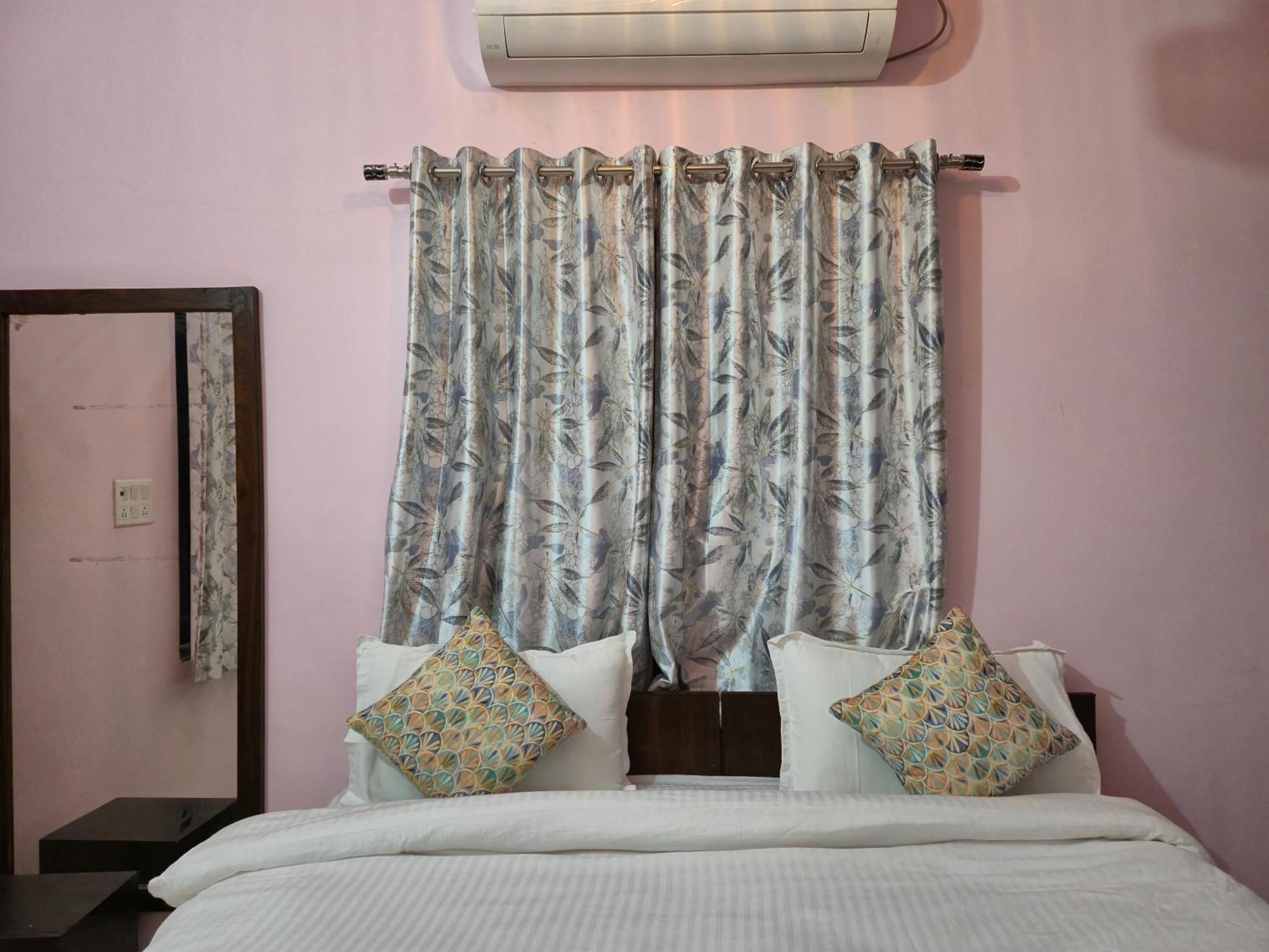 Deluxe Double Room (2 Adults + 1 Child)