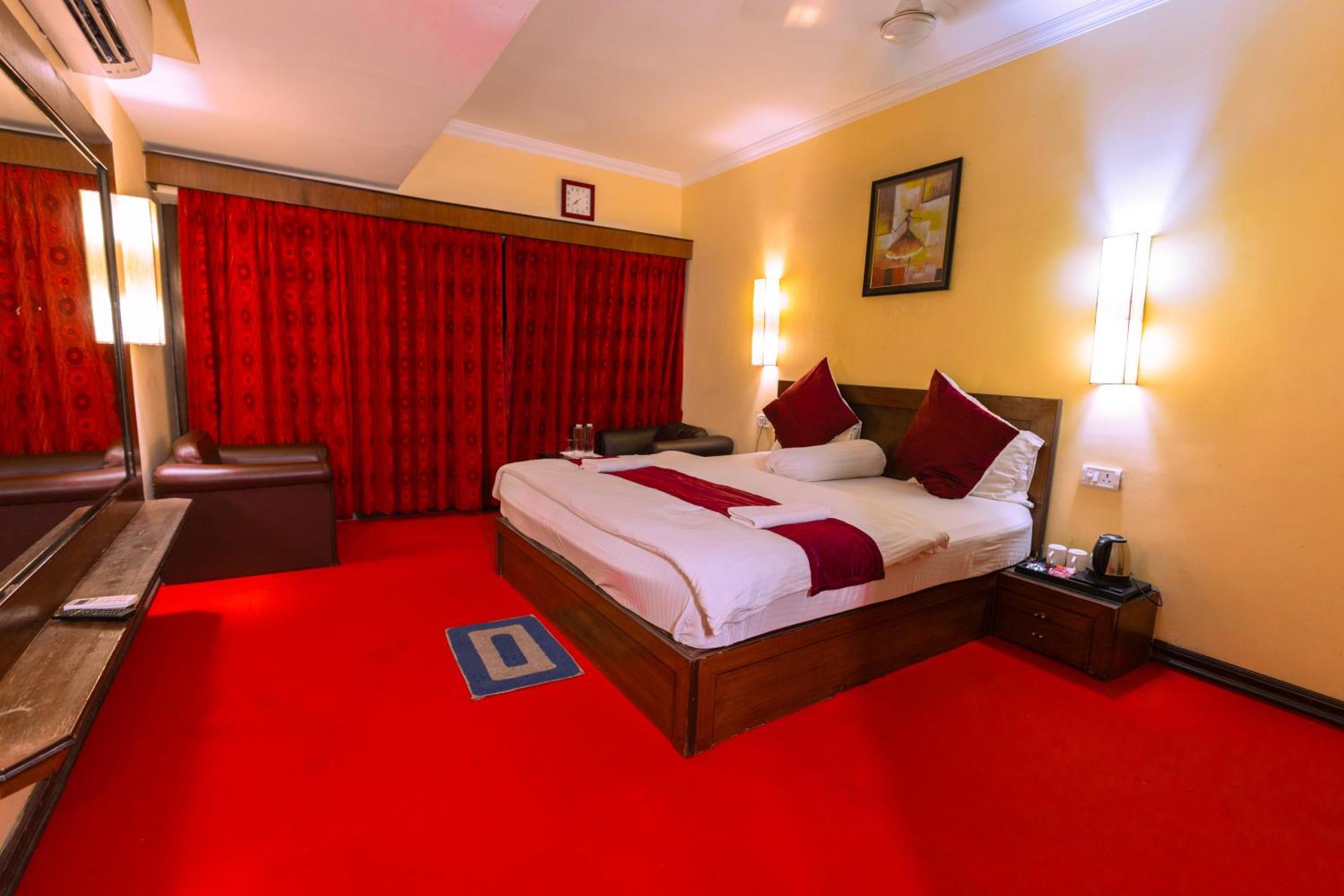 Deluxe Double Room with Side Sea View
