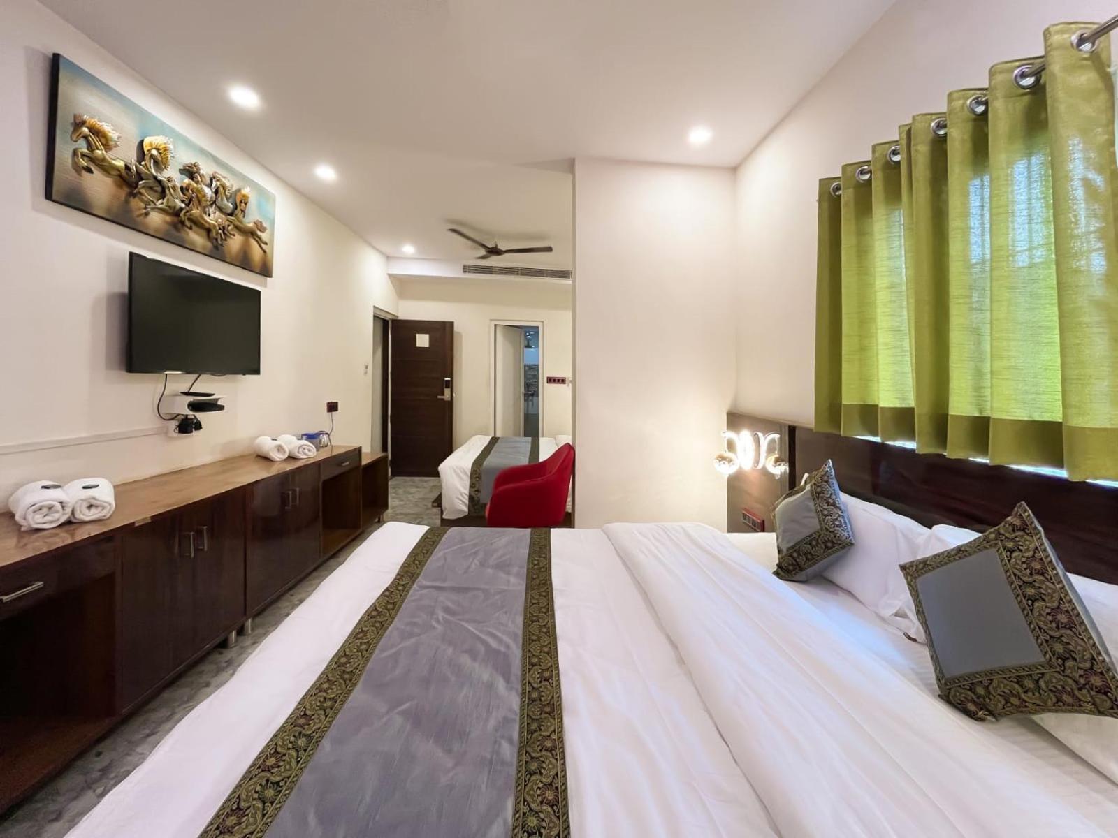 Double or Twin Room Private Bathroom