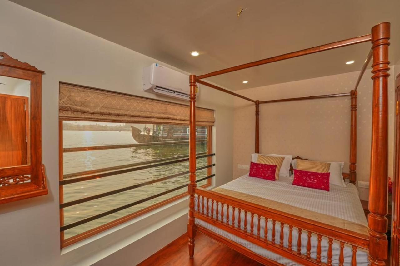One Bedroom Luxury Private Houseboat Complimentary Hi-Tea