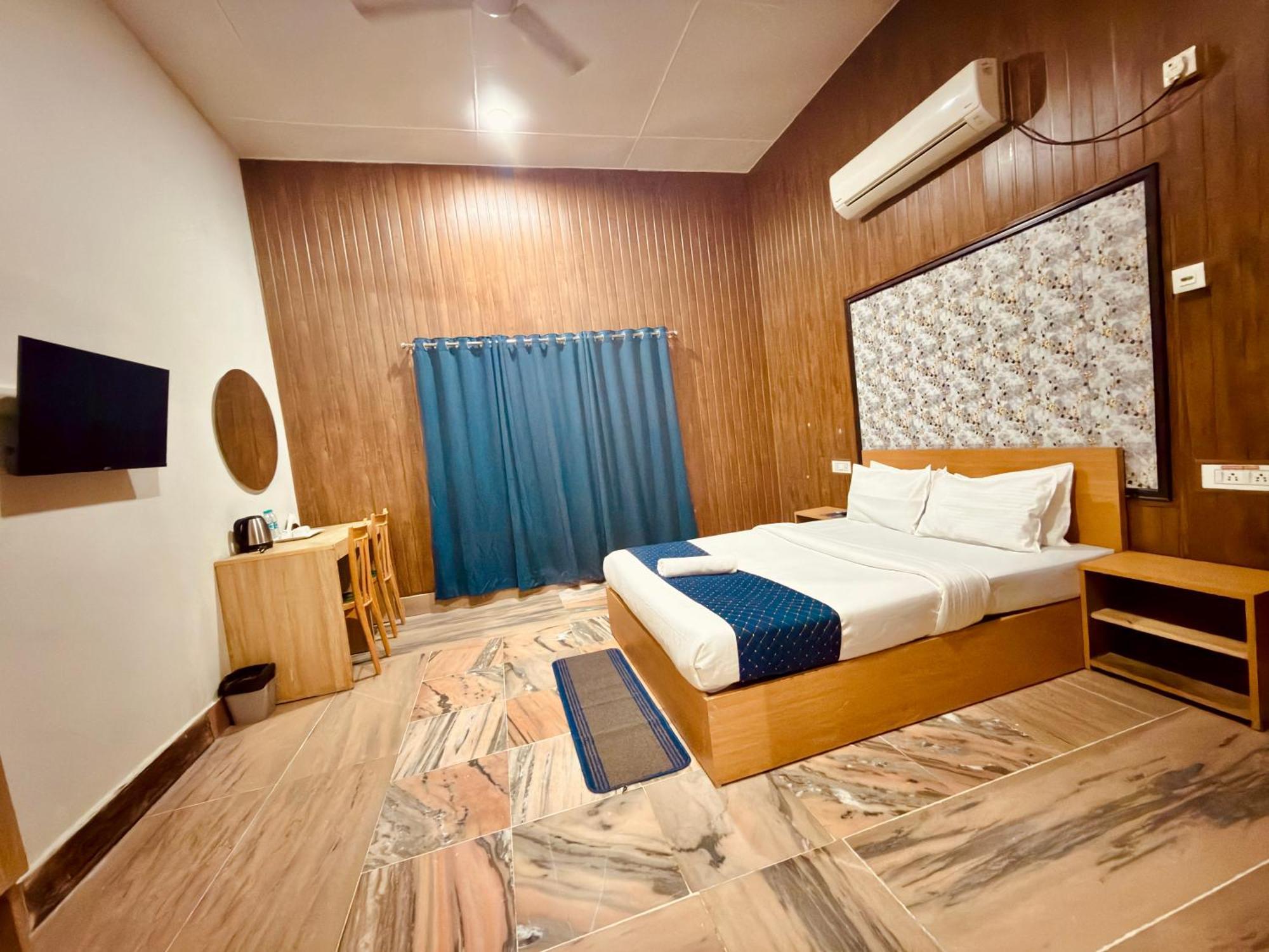 Deluxe Queen Room