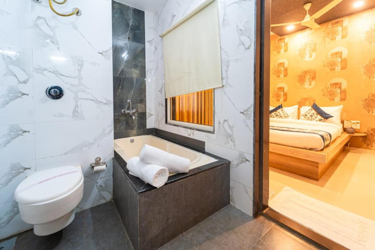 Deluxe Double Room Bath