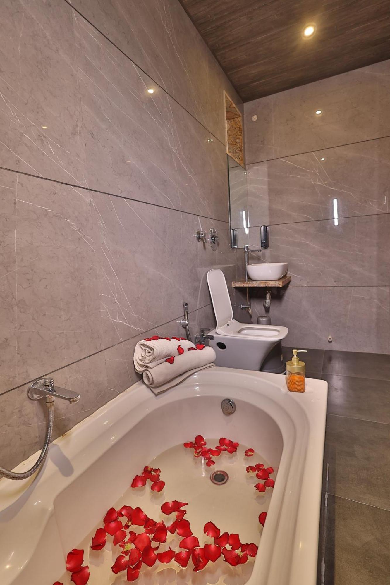 Deluxe Double Room Bath