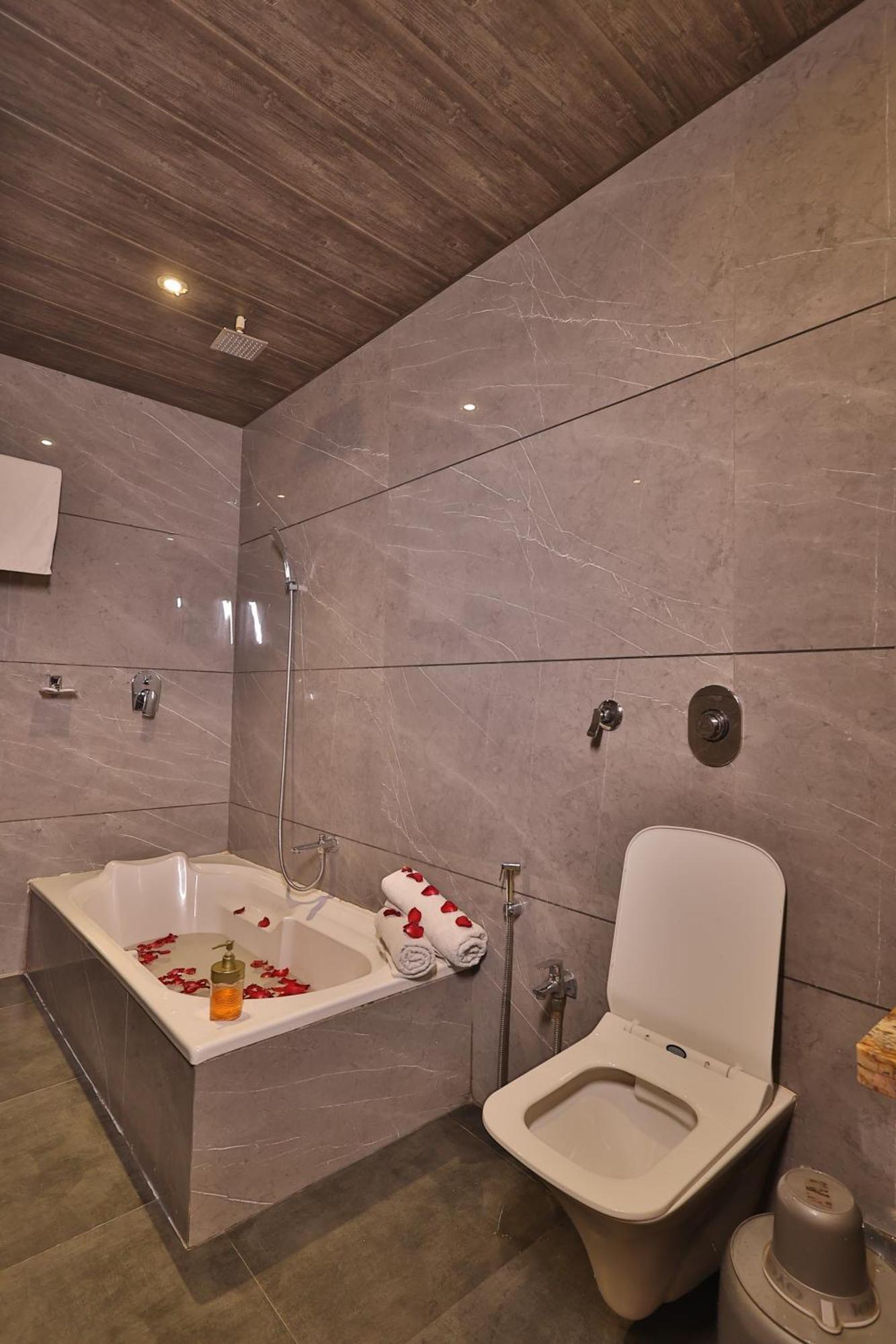 Deluxe Double Room Bath