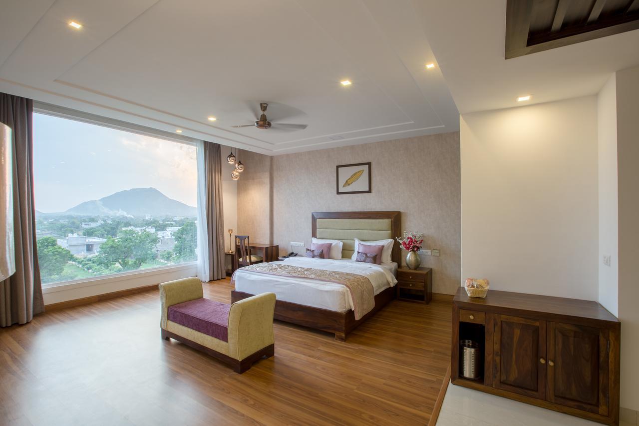 Pool View Suite with Bathtub