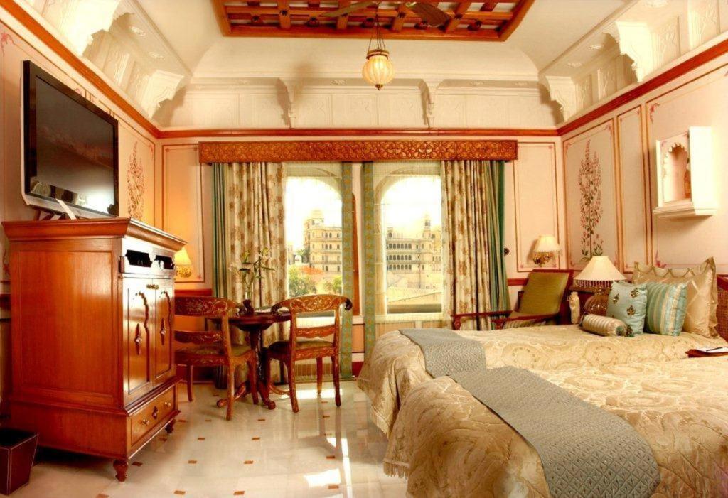 Quarto com 2 Camas de Solteiro Palace e Vista do Lago