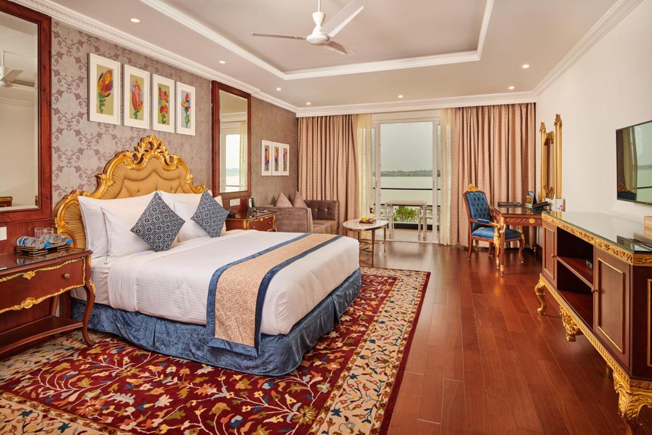 Deluxe Suite on Foods & Soft Beverages* | Discounts on Laundry Services* | INR 500 spa credit during your on selective Massage services TnC Apply* | Minibar 2 cans of soft Beverages Once on Arrival