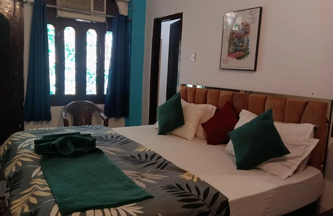 Sandhya Guest House Varanasi Near Ganga River-1