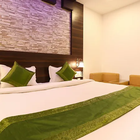 Oyo 30525 Dwarka Grand-2