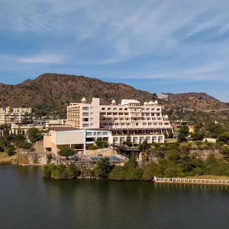 Via Lakhela Lakeview Resort & Spa-3