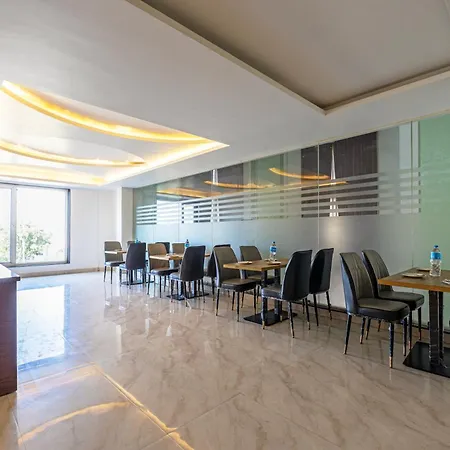 Hotel Holiday Grand-3