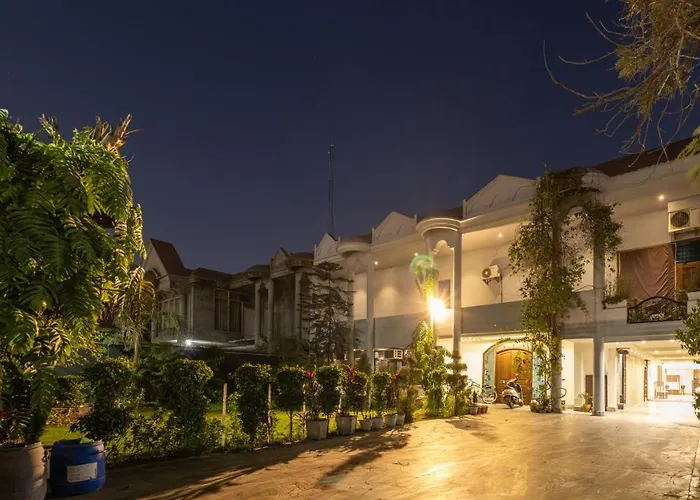 De Manora Homes - Unpretentious Hotel With A Garden , Posh Area Ranjit Avenue