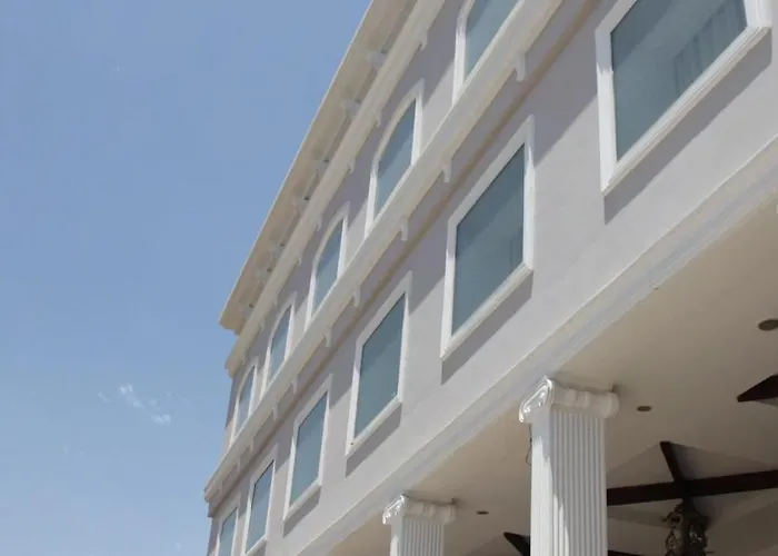 Hotel 17 Miles