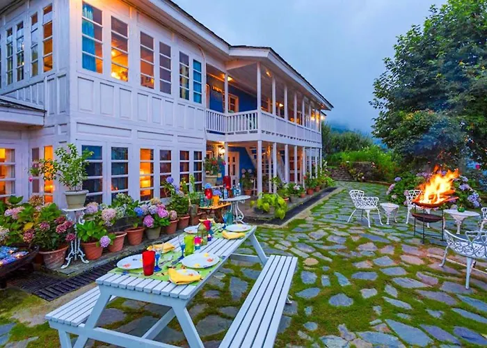 Stayvista At Violet Hill With Bonfire, Gazebo & Hill View Shimla