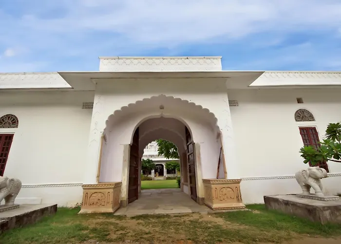 Rajmahal Palace By Kanota Hotels Near Bisalpur Dam
