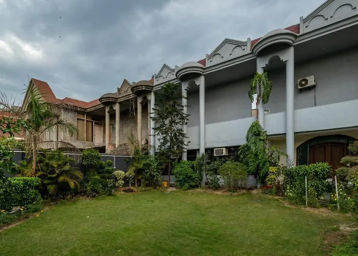 De Manora Homes - Unpretentious Hotel With A Garden , Posh Area Ranjit Avenue