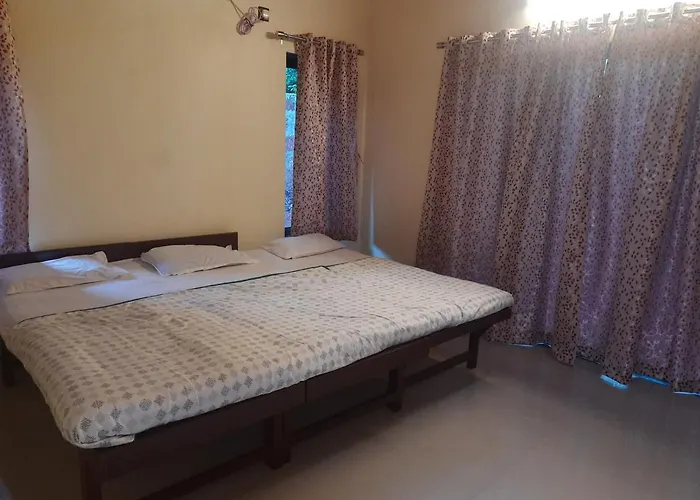 Triskelion - Bed And Breakfast, Family Home Stay By Joshi Brothers