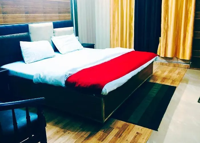Hotel Holiday Dalhousie - Near Ghandhi Chowk Mall Road