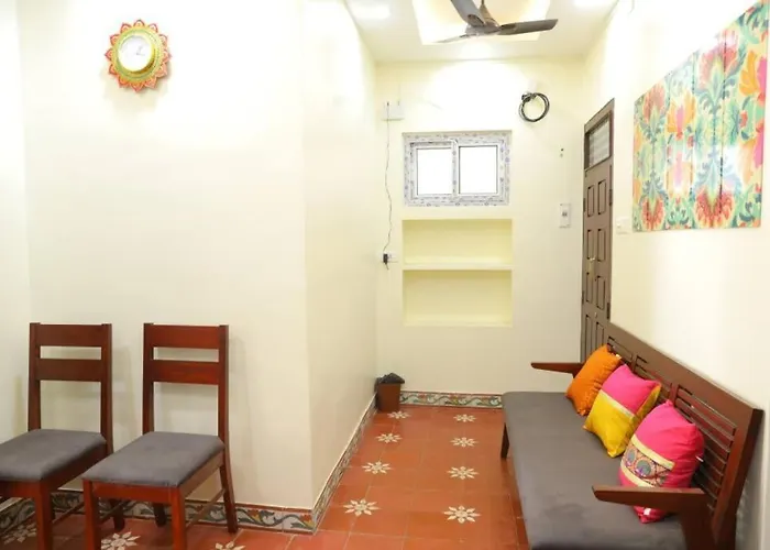 Heritage Home With 3 Bed/3 Bath With Kitchen In A Residential Neighborhood.