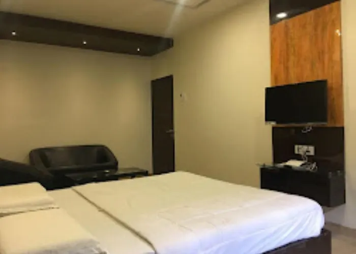 Hotel Radhika Place And City Palace, Parbhani
